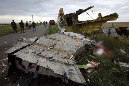 Lực lượng ly khai tại Ukraine phong tỏa hiện trường vụ rơi máy bay MH17 của Malaysia Airlines.